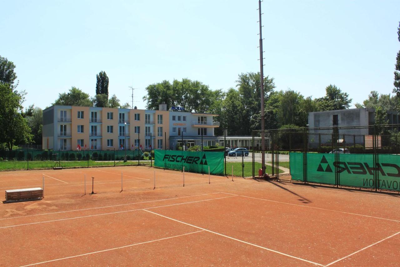 Hotel Korekt Пьештяни Экстерьер фото